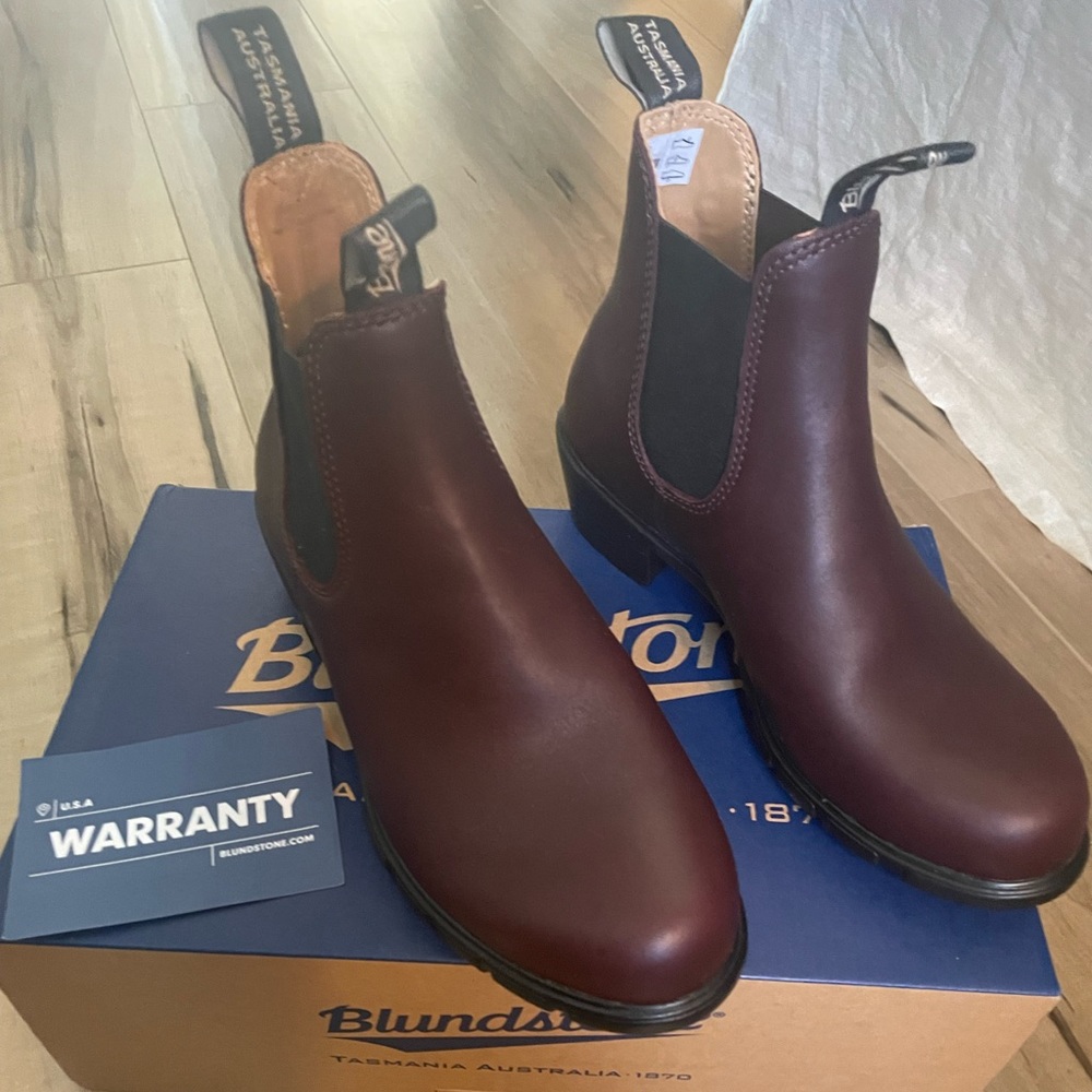NWT Blundstones 2060